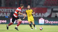 Aksi pemain Persija Jakarta, Jordi Amat (kanan) saat melawan Madura United pada lanjutan BRI Super League 2025/2026 di Stadion Gelora Ratu Pamelingan, Jumat (24/10/2025) malam WIB. (Bola.com/Abdul Aziz).