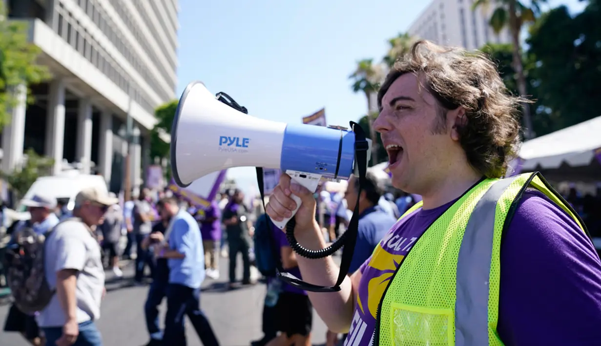 "Kami akan menutup kota Los Angeles," kata David Green, Direktur Eksekutif dan Presiden SEIU Local 172. (AP Photo/Ryan Sun)