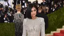 Berbeda dengan Taylor Swift, rupanya Kylie Jenner lebih memilih penampilan elegan dibandingkan 'Rock Star'. Kylie memakai gaun gemerlap berwarna putih yang panjang menjuntai hingga ke lantai. (AFP/Bintang.com)