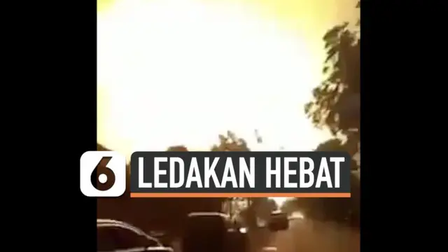 Kilang minyak Pertamina Balongan di Indramayu terbakar hebat Senin (29/3) dini hari. Api membakar tangki minyak setalah terjadi ledakan besar.