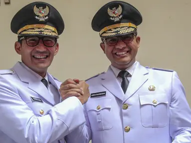 Gubernur dan Wakil Gubernur DKI terpilih, Anies Baswedan dan Sandiaga Uno melakukan salam komando di Masjid Sunda Kelapa, Jakarta, Senin (16/10). Anies dan Sandiaga datang untuk meminta doa kepada pendukung sebelum pelantikan. (Liputan6.com/Faizal Fanani)