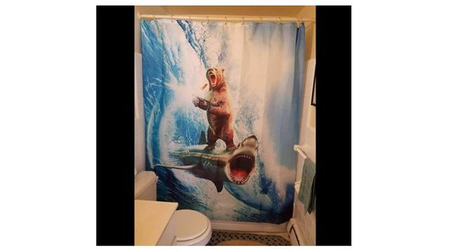 6 Tirai Kamar Mandi Ini Punya Gambar Nyeleneh, Kocak Abis