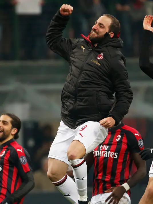 Ekspresi Gonzalo Higuain saat berselebrasi usai pertandingan melawan SPAL pada lanjutan Liga Serie A Italia di stadion San Siro (29/12). Gol Higuain memberi kemenangan tipis Milan atas SPAL 2-1. (AP Photo/Antonio Calanni)