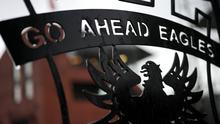 Tampak logo Go Ahead Eagles di salah satu pintu masuk markas mereka, Stadion De Adelaarshorst di Deventer, Belanda. (X/Go Ahead Eagles)
