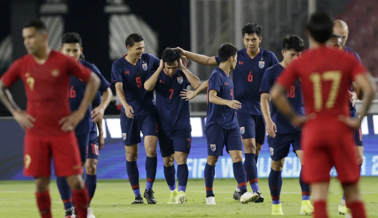 Pemain Thailand merayakan gol yang dicetak oleh Supachok Sarachat ke gawang Indonesia pada laga kualifikasi Piala Dunia 2022 di SUGBK, Jakarta, Selasa (10/9). Indonesia takluk 0-3 dari Thailand. (Bola.com/M Iqbal Ichsan)