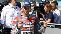 Senyum pembalap Ducati, Andrea Dovizioso usai memastikan posisi kedua pada kualifikasi MotoGP Aragon 2018. (Twitter/Ducati Motor)