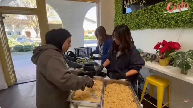 9 Potret Cinta Kuya Bagi Makanan untuk Korban Kebakaran Los Angeles, Tuai Pro Kontra