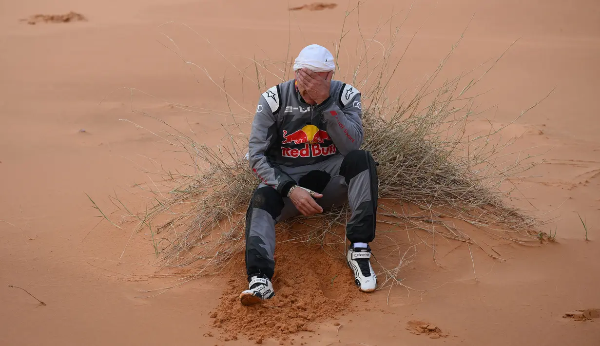Carlos Sainz sukses menyelesaikan balapan stage 9 dan kembali ke bivak. Namun, Ia kemudian menyatakan memilih mundur dari Reli Dakar 2023 setelah kerusakan mobilnya cukup fatal. Sainz juga menambahkan bahwa dirinya juga masih merasakan sakit di bagian punggung dan leher setelah kecelakaan kedua dalam beberapa hari terkahir. (AFP/Franck Fife)