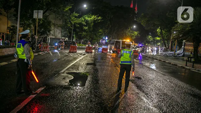 FOTO: Cegah Penyebaran COVID-19, Jalan Pasar Baru Ditutup Selama Malam Tahun Baru