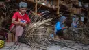 Produsen kerajinan bambu skala kecil ini biasanya mengirim ke berbagai negara, dengan Amerika Serikat sebagai pelanggan terbesarnya. (DEVI RAHMAN/AFP)