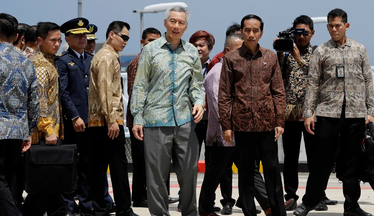 Presiden RI, Joko Widodo bersama PM Singapura Lee Hsien Loong saat mengunjungi Marina Bay Cruise Center dalam peringatan 50 tahun hubungan bilateral Indonesia dan Singapura di Singapura, Kamis (7/9). (AP Photo / Wong Maye-E)