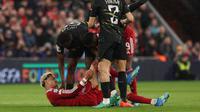 Para pemain memberikan perawatan kepada striker Liverpool, Hugo Ekitike, yang tergeletak cedera saat pertandingan leg kedua perempat final Liga Champions UEFA melawan Paris Saint-Germain di Anfield, Liverpool, Inggris barat laut, pada 14 April 2026. (FRANCK FIFE / AFP)