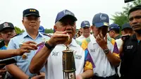 Gubernur Riau, Arsjad Juliandi saat menerima obor Asian Games (Liputan6.com/M Sukur)