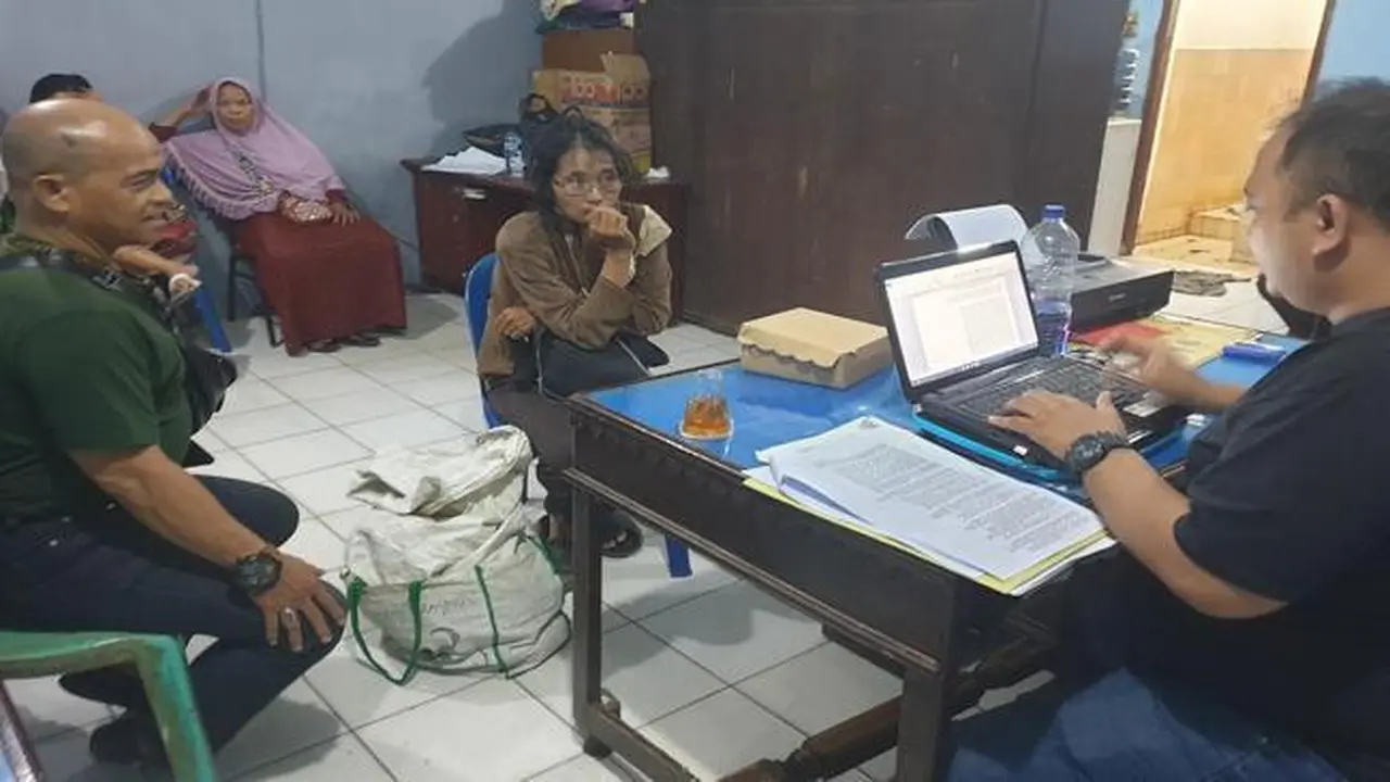 Wanita yang depresi berkeliling membawa rice cooker (penanak nasi) berisi peluru saat diamankan di Polsek Ilir Barat I Palembang, Rabu (28/12/2022). (Dokumentasi Polsek Ilir Barat I Palembang)
