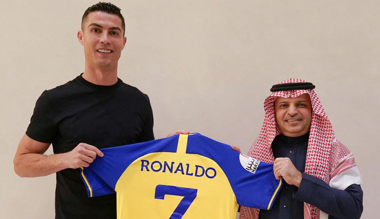 <p>Cristiano Ronaldo resmi bergabung dengan Al Nassr pada Jumat (31/12/2022) dini hari WIB setelah akun media sosial mereka mengumumkan prekrutannya. CR7 diketahui akan bermain di klub kaya Arab Saudi itu hingga tahun 2025. Ia juga akan mendapatkan bayaran yang terbilang fantastis, yaitu 200 juta euro atau Rp3,3 triliun per tahun. (AFP/Al Nassr Football Club)</p>
