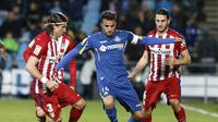 Pemain Getafe, Pedro Leon (tengah) mendapat tekanan dua penggawa Atletico Madrid, Koke (kanan) dan Filipe Luis, pada laga di Alfonso Perez Stadium, Getafe (14/2/2016). Leon berjanji akan bekerja keras untuk menghindarkan timnya dari zona degradasi.  (EPA/