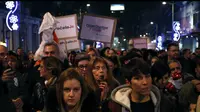 memprotes Presiden Aleksandar Vucic di Beograd, Serbia, Sabtu, 22 Desember 2018 (AP Photo/Darko Vojinovic)