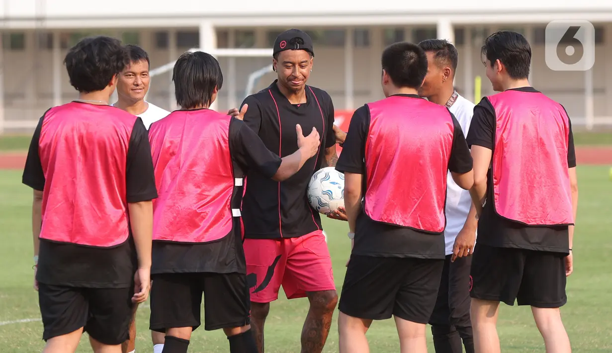Jesse Lingard juga menjadi pemateri dalam coaching clinic di Stadion Madya Senayan. Pelatihan sepak bola itu diikuti anak-anak berusia 6-19 tahun yang berasal dari sejumlah sekolah sepak bola Tanah Air. (Bola.com/M. Iqbal Ichsan)