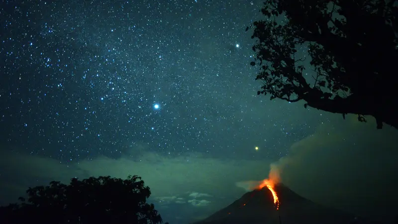 Ketika Cahaya Bintang Berpadu Dengan Muntahan Lahar Gunung Sinabung