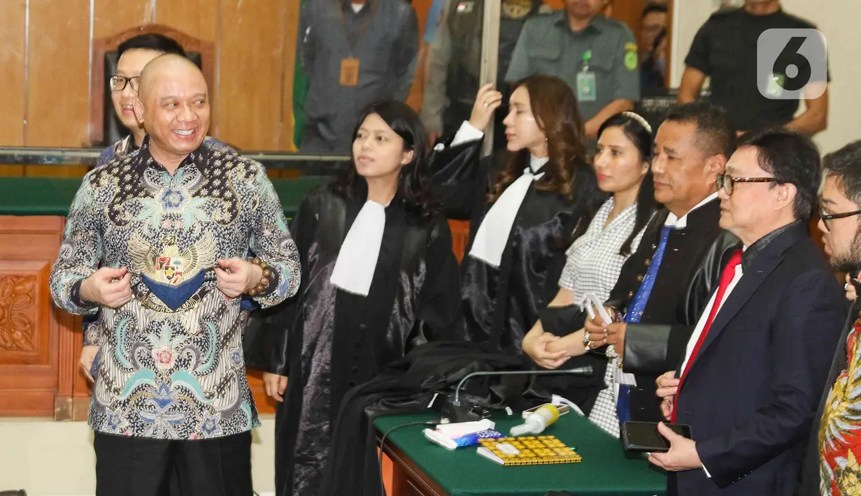 <p>Usai vonis dibacakan, suasana ruang sidang sempat riuh. Teriakan sempat terdengar dari pengunjung sidang. (Liputan6.com/Herman Zakharia)</p>