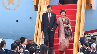 Presiden RI Joko Widodo dan istri Iriana Jokowi tiba di Bandara Internasional Vietnam menjelang KTT Kerjasama Ekonomi Asia Pasifik (APEC) di kota Danang, Vietnam, (10/11). (AFP PHOTO / Kamu Aung Thu)