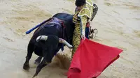 Seorang matador menghindar dari tandukan banteng di Festival San Fermin, Pamplona, Spanyol, Rabu (8/7/2015). Aksi pertarungan antara Matador dengan banteng menjadi salah satu aksi yang ditunggu di Festival ini. (Reuters/Vincent West)