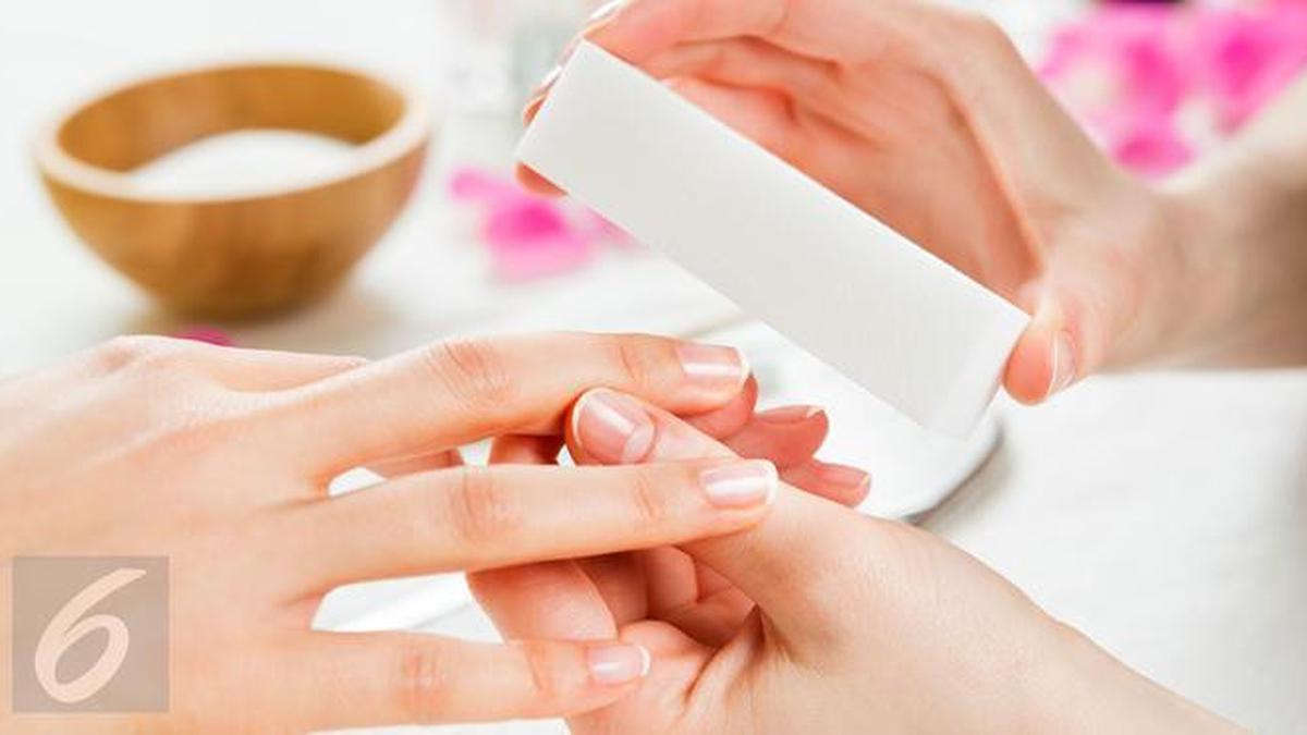 5 Cara Pamer Hasil Manicure agar Terlihat Instagramable - Fashion