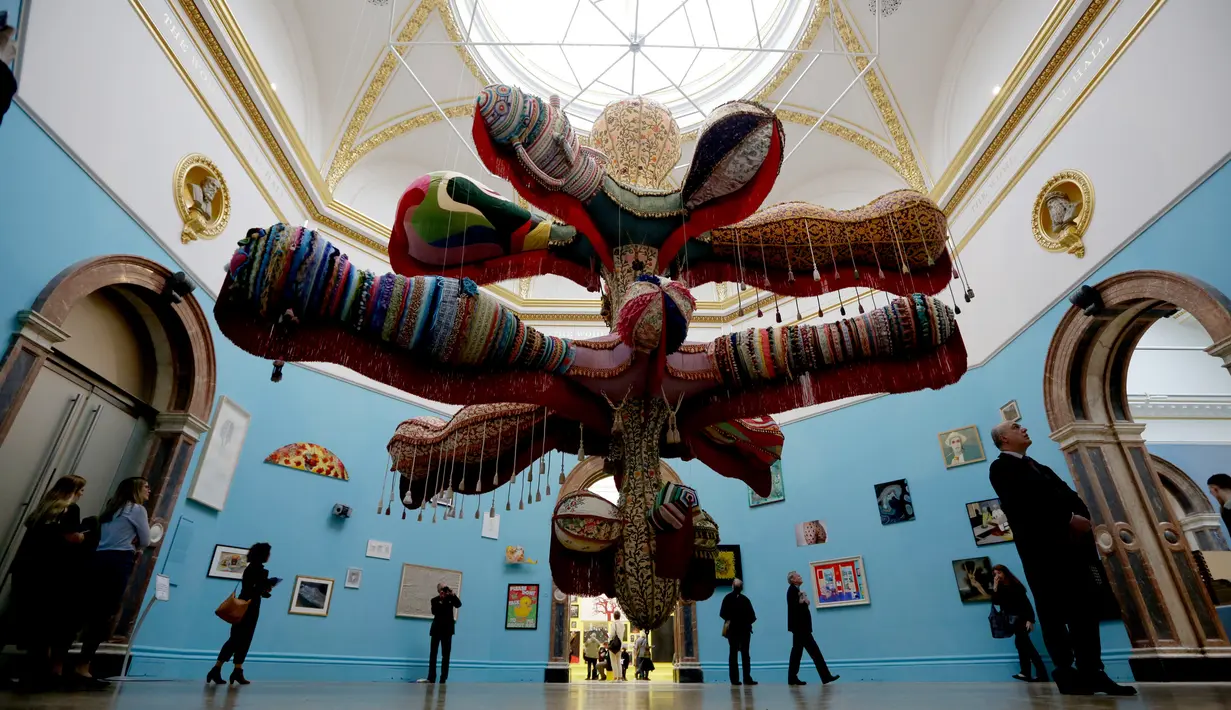 Sebuah karya seniman Portugis Joana Vasconcelos yang berjudul "Royal Valkyrie" dipajang dalam Pameran Musim Panas ke-250 di Royal Academy of Arts di London (5/6). Pameran ini diadakan sejak tahun 1769. (AP/Matt Dunham)