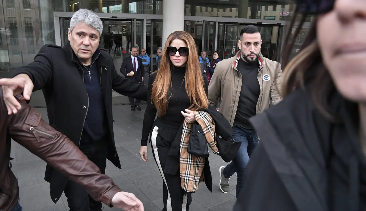Penyanyi Kolombia Shakira (tengah) meninggalkan pengadilan di Barcelona pada 1 Desember 2022. Shakira menghadiri ratifikasi tuntutan perpisahan dengan mantan istrinya penyanyi Kolombia Shakira dan kesepakatan tentang hak asuh anak-anak mereka. (AFP/Josep Lago)