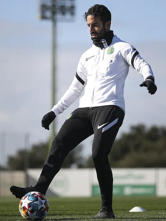 Pelatih Sporting CP Ruben Amorim mengambil bagian dalam sesi latihan di tempat latihan Akademi Cristiano Ronaldo di Alcochete dekat Lisbon pada 14 Februari 2022. Sporting CP akan menjamu Manchester City dalam leg pertama 16 besar Liga Champions, Rabu (16/2) dini hari WIB. (FILIPE AMORIM/AFP)