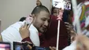 Sebelumnya, Ammar Zoni menjalani sidang secara daring (online) dari Lapas Nusakambangan karena menyandang status narapidana risiko tinggi (high risk). Tampak dalam foto, Pesohor Muhammad Ammar Akbar alias Ammar Zoni memeluk kerabatnya saat dihadirkan secara langsung pada persidangan terkait kasus peredaran narkotika di dalam Lembaga Pemasyarakatan (Lapas) Salemba di Pengadilan Negeri Jakarta Pusat, Kamis (18/12/2025). (merdeka.com/Arie Basuki)
