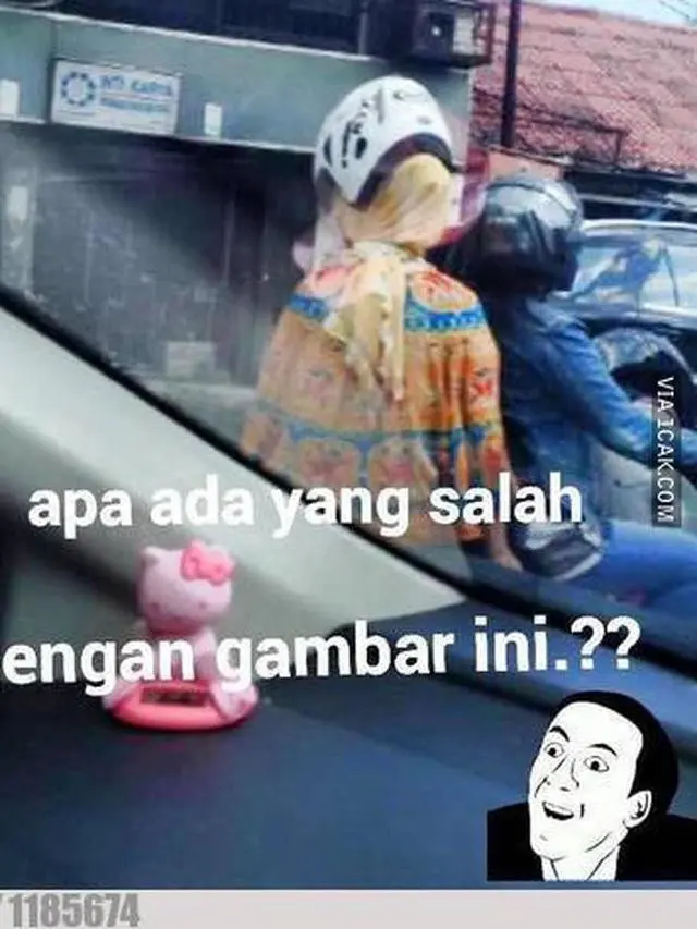 Kumpulan Potret Cara Nyeleneh Ibu-Ibu Memasang Helm Sepeda Motor (ist)