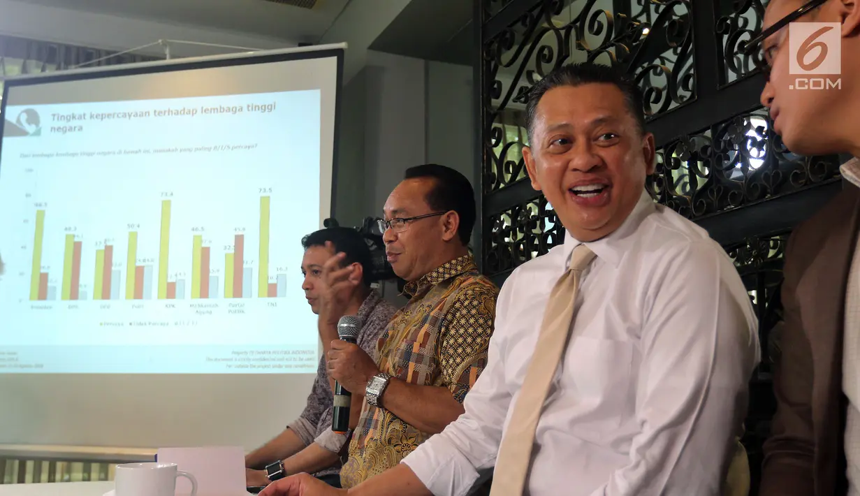 Ketua DPR Bambang Soesatyo saat hadir dalam rillis survei Charta Politika Indonesia di Jakarta, Selasa (28/8). Survei dilakukan di Medan, Jakarta, Bandung, Semarang, Yogyakarta, Surabaya, Makassar, dan Palembang. (Liputan6.com/JohanTallo)
