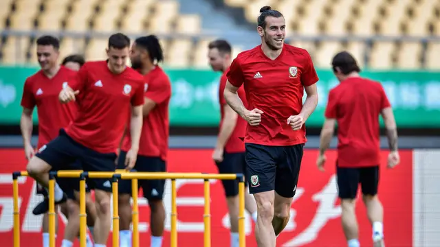 Ryan Giggs-Wales-China