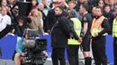 Namun, drama belum selesai. Wasit Chris Kavanagh bersama VAR melakukan pemeriksaan cukup lama terhadap proses terjadinya gol tersebut. Kavanagh memutuskan menganulir gol Wilson karena Pablo dianggap mengganggu pergerakan Raya saat mencoba mengamankan bola. (AP Photo/Ian Walton)