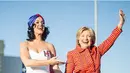 Dukungan untuk calon Presiden Amerika Serikat, Hilary terus ditunjukkan oleh penyanyi 31 tahun itu. Itu tergambar dari beberapa foto bersama calon presiden tersebut. (Instagram/katyperry)