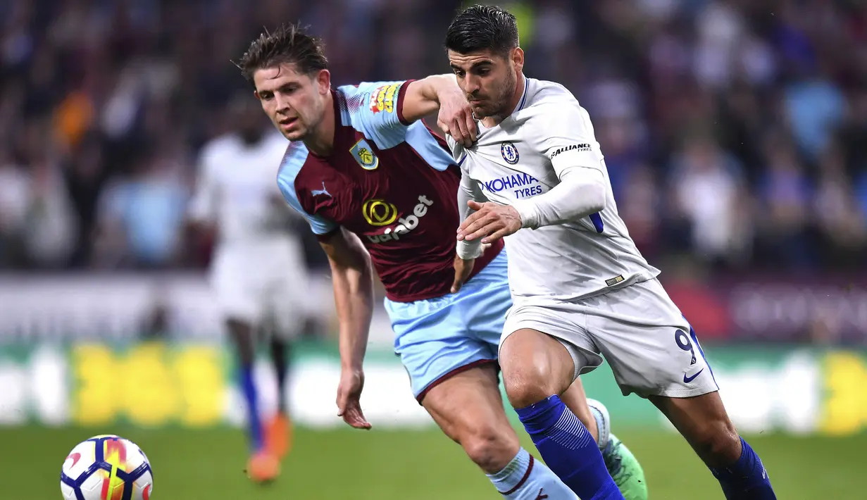 Striker Chelsea, Alvaro Morata, berebut bola dengan bek Burnley, James Tarkowski, pada laga Premier League di Stadion Turf Moor, Jumat (20/4/2018). Burnley takluk 1-2 dari Chelsea. (AP/Anthony Devlin)