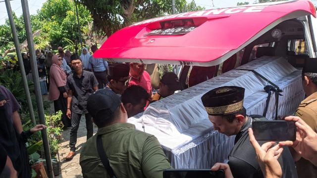 Mobil ambulance yang membawa almarhum SM, tiba di rumah duka. Foto (Liputan6.com Ardi Munthe)