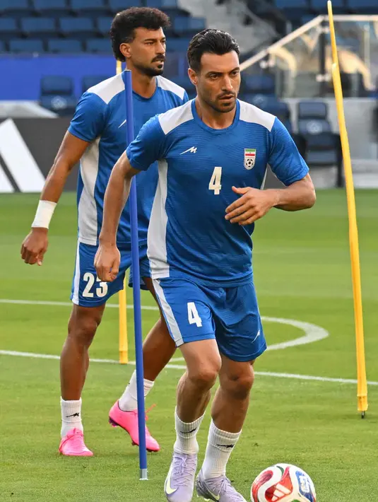 Bek Iran, Ramin Rezaeian (belakang) dan Shojae Khalilzadeh mengambil bagian dalam sesi latihan di Carson Sports Park, California pada Minggu 14 Juni 2026, menjelang pertandingan Grup G Piala Dunia 2026 melawan Selandia Baru. (Patrick T. Fallon/AFP)