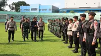 Apel dan pergeseran pasukan pengamanan Pemilu 2024 di Stadion Gajayana Malang, pada Selasa, 13 Februari 2024 (Liputan6.com/Zainul Arifin)