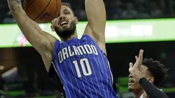 Pebasket Orlando Magic, Evan Fournier, memasukan bola saat melawan San Antonio Spurs pada laga NBA di Amway Center, Sabtu (28/10/2017). San Antonio Spurs takluk 87-114 dari Orlando Magic. (AP/John Raoux)