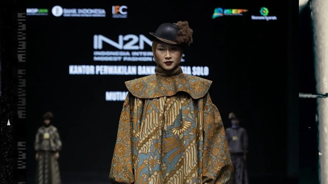 Salah satu koleksi batik dari brand Mutiara Batik Solo yang dibuat menjadi dress batik yang modern. [@galerimutiarabatiksolo]