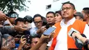 Terpidana kasus korupsi hambalang Anas Urbaningrum saat meninggalkan rutan KPK di Jakarta, Rabu (17/6/2015). Mantan Ketum Partai Demokrat itu dipindahkan penahanannya ke Lapas Sukamiskin, Bandung, Jawa Barat. (Liputan6.com/Helmi Afandi)