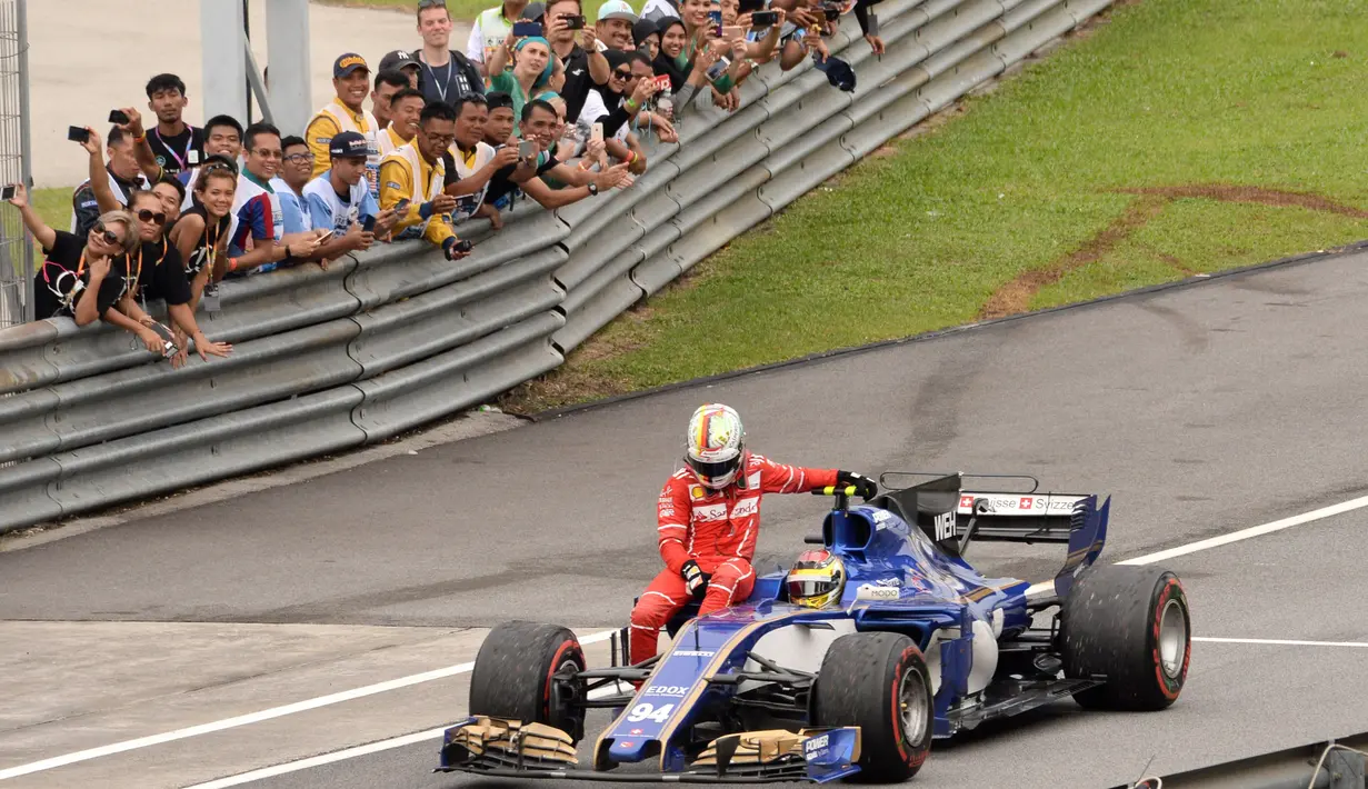 Aksi initerjadi setelah Vettel bertabrakan dengan pebalap Williams, Lance Stroll, yang membuat as roda mobilnya patah pada balapan Formula One Malaysia Grand Prix, Sepang, (01/10/2017). Vettel akhirnya finis pada posisi keempat. (AFP/Roslan Rahman)
