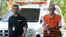 Mantan anggota DPRD Sumatera Utara Elezaro Duha (kanan) saat akan menjalani pemeriksaan di Gedung KPK, Jakarta, Senin (10/9). Elezaro diperiksa sebagai tersangka terkait dugaan suap. (Merdeka.com/Dwi Narwoko)