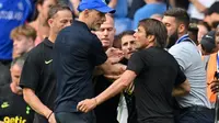 Manajer Tottenham Hotspur, Antonio Conte (kanan), dan manajer Chelsea, Thomas Tuchel cekcok setelah laga kontra kedua tim pada Liga Inggris 2022/2023 di Stamford Bridge, Minggu (14/8/2022). (AFP/Glyn Kirk)