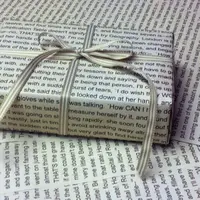 13 Kado Ulang Tahun yang Cocok untuk Si Kutu Buku | via: buzfeed.com