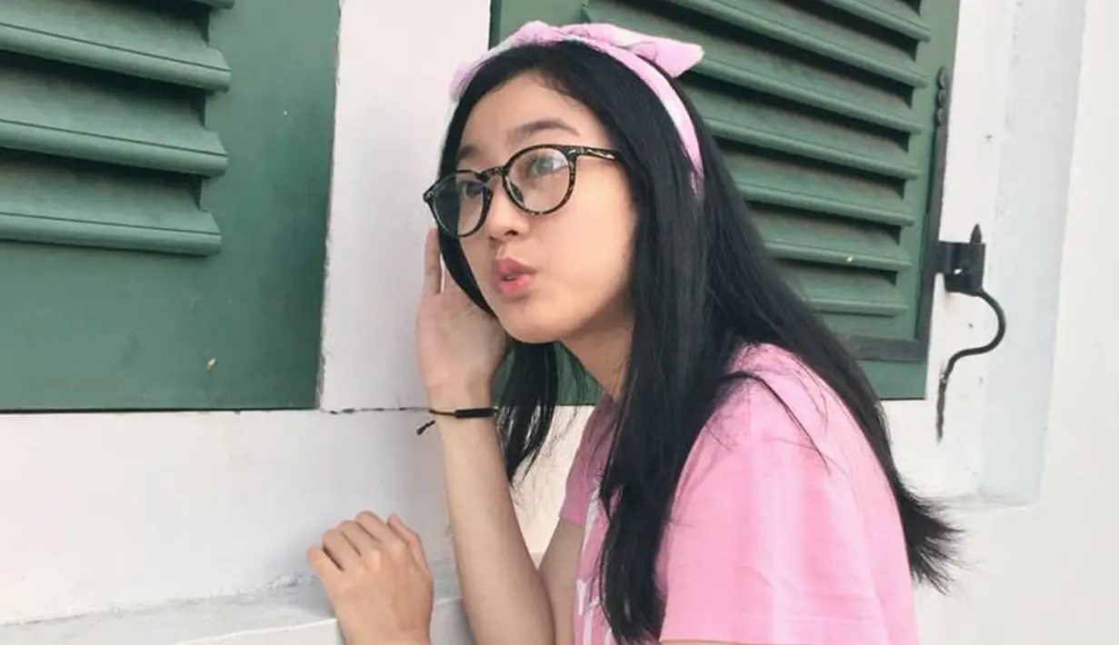 Nona Berlian tampil manis dan mempesona dengan atasan dan headband yang kompak bernuansa merah muda.  (Liputan6.com/IG/@nonaberlian14)