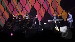 Musisi Chris Botti (kiri) tampil memukau dalam Java Jazz Festival (JJF) 2015, hari kedua di JIEXPO Kemayoran, Jakarta, Sabtu (7/3). Sebanyak 470 musisi dalam dan luar negeri tampil di ajang musik jazz tahunan tersebut. (Liputan6.com/Faizal Fanani)