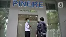 Pengunjung berbincang dengan petugas keamanan di depan ruang isolasi pasien virus corona atau COVID-19 di Gedung Pinere, RSUP Persahabatan, Jakarta Timur, Rabu (4/3/2020). Sebanyak 10 dari 31 pasien yang dipantau dan diawasi RSUP Persahabatan merupakan pasien rujukan. (merdeka.com/Iqbal Nugroho)